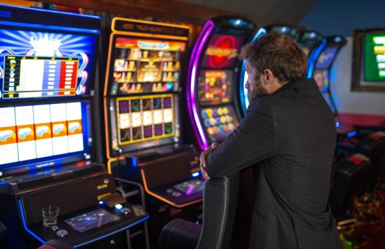 Why do some online slots use expanding symbol mechanics?